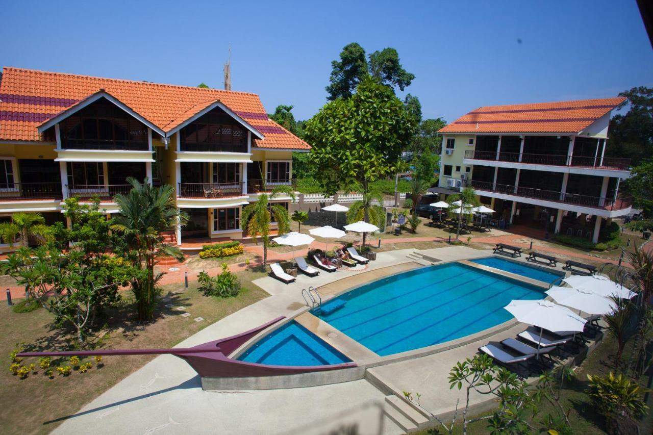 Anjungan Beach Resort Kampung Teluk Nipah Exterior foto